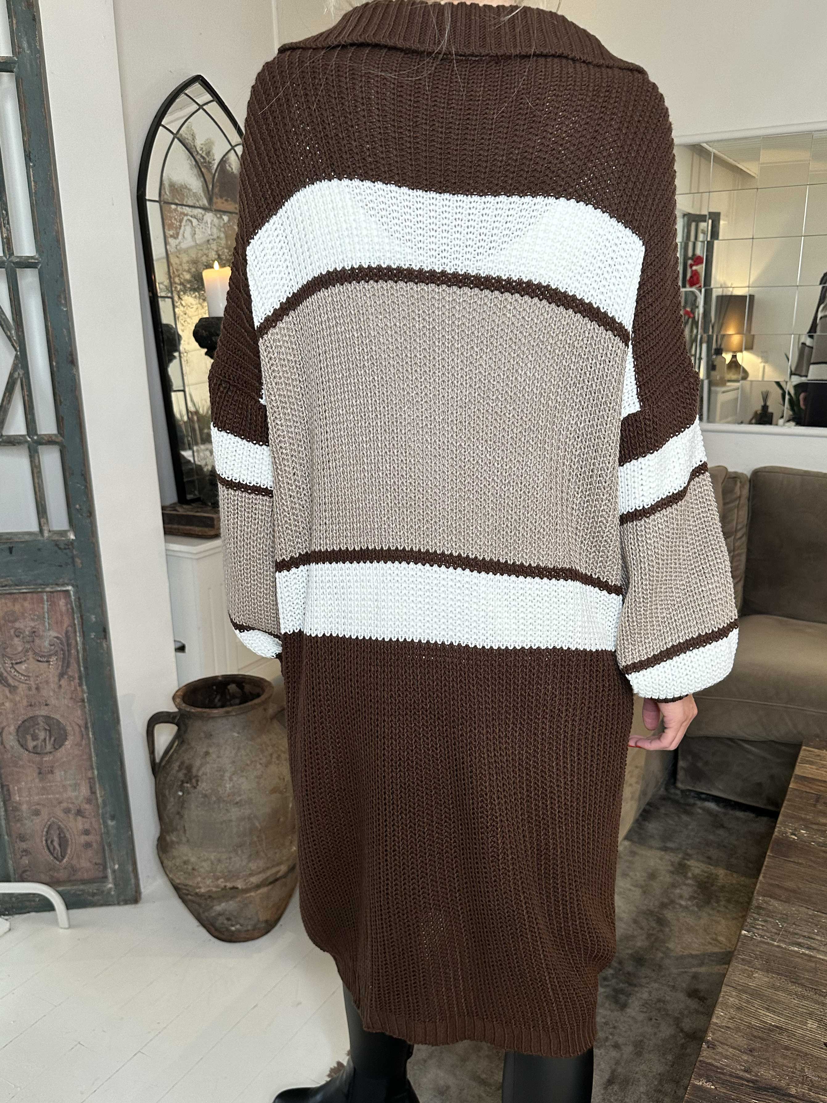 Hailey - Flerfarvet stribet strikkjole med lille krave